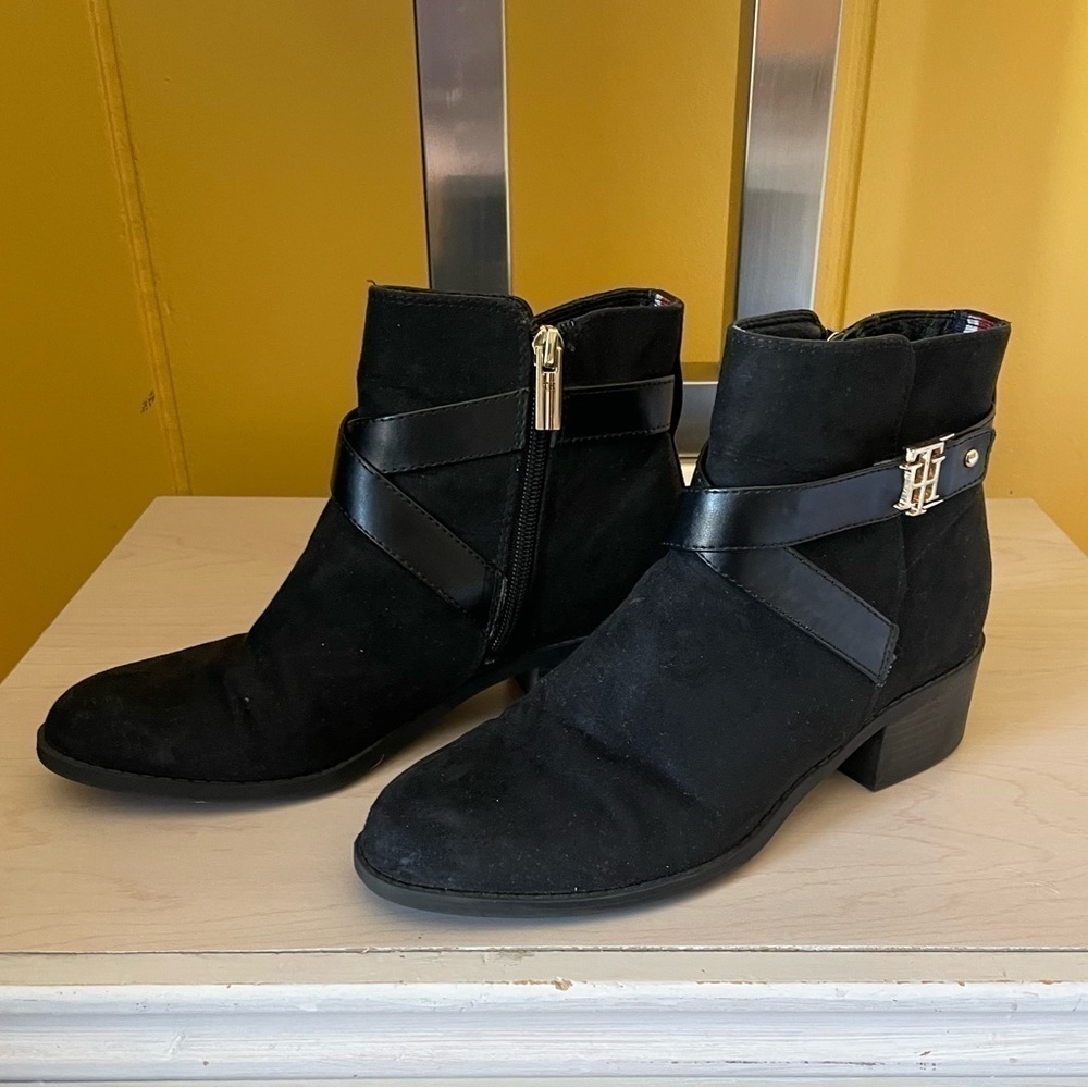 TOMMY HILFIGER Women’s Shoe Flat Ankle Booties Black Suede Gold Accents Size 6.5 - Picture 4 of 10